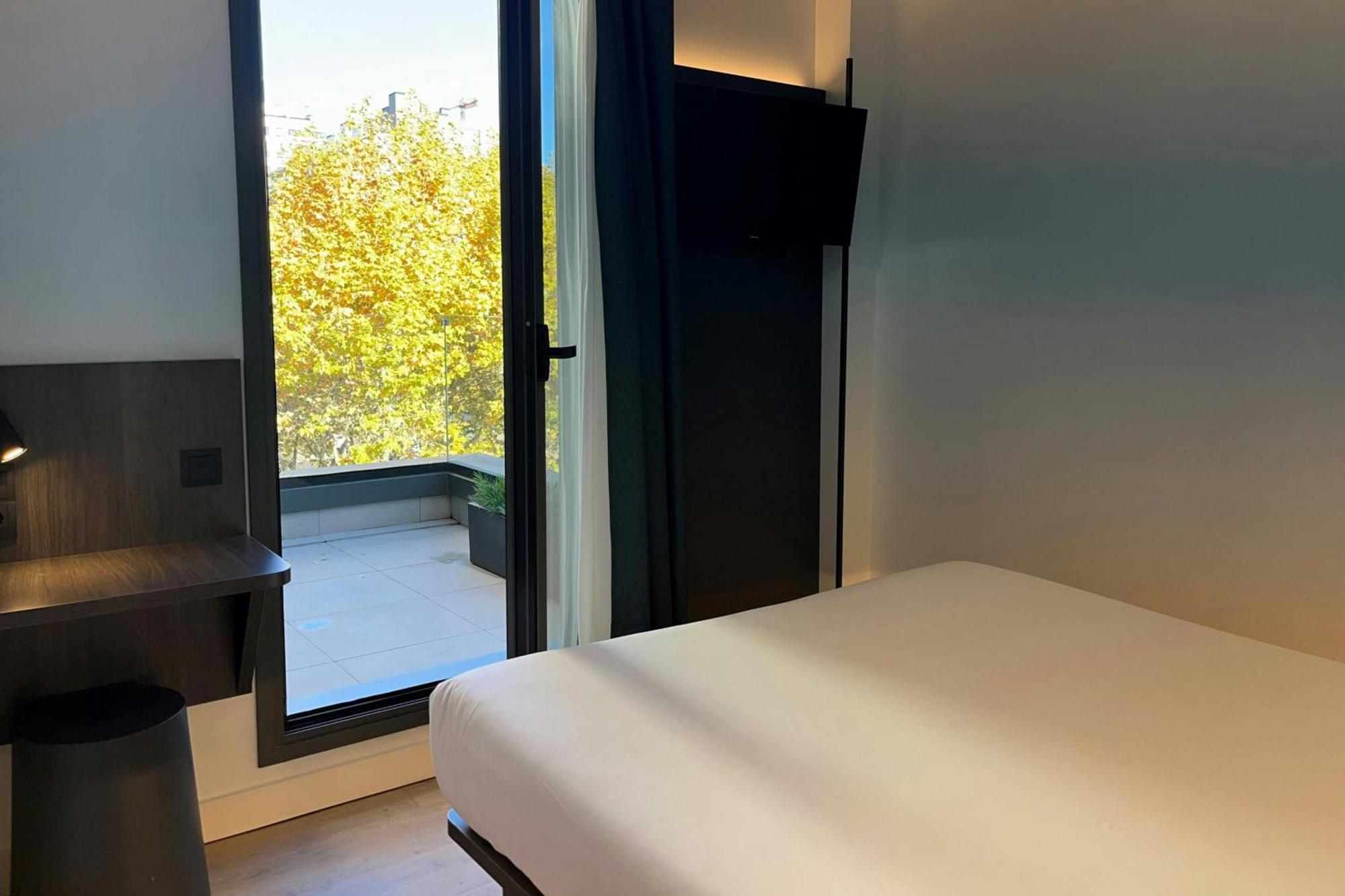 Standard Queen Room with Terrace and City View